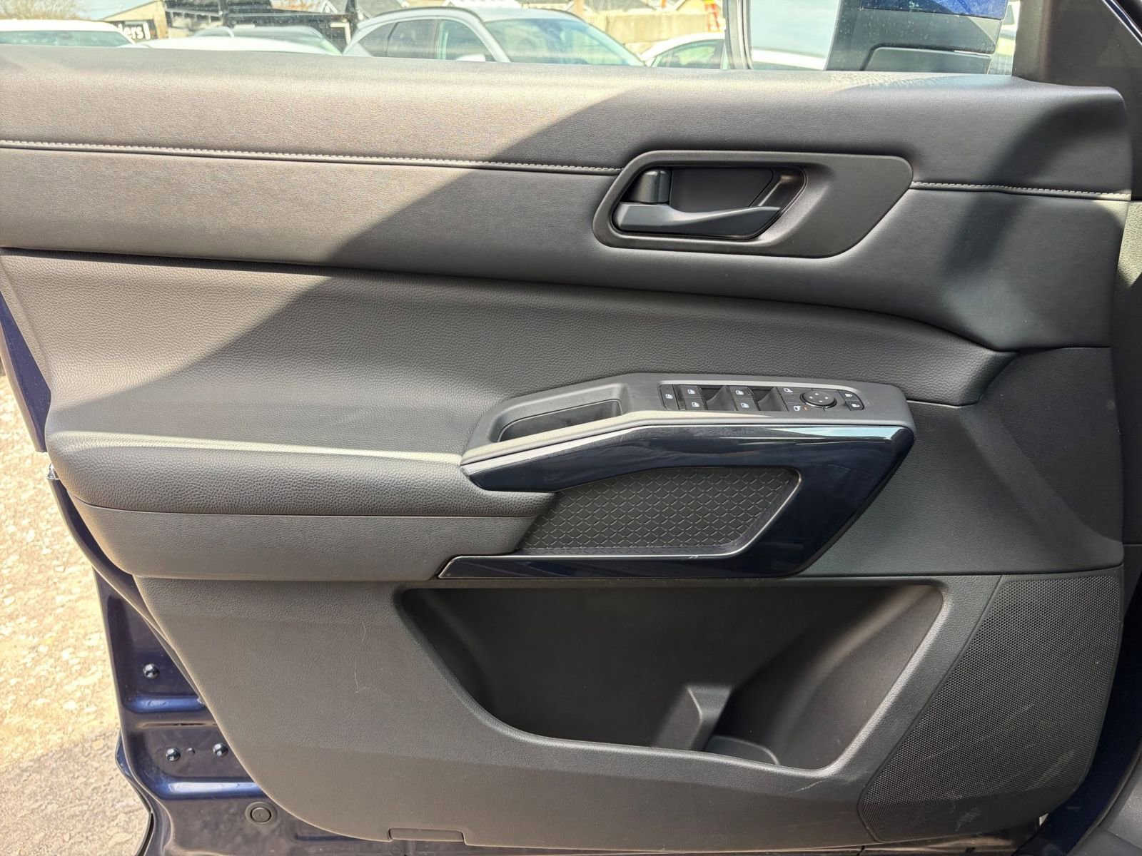 Used 2025 Nissan Pathfinder SV image 18