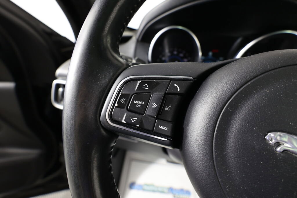 Used 2017 Jaguar F-PACE Premium image 34