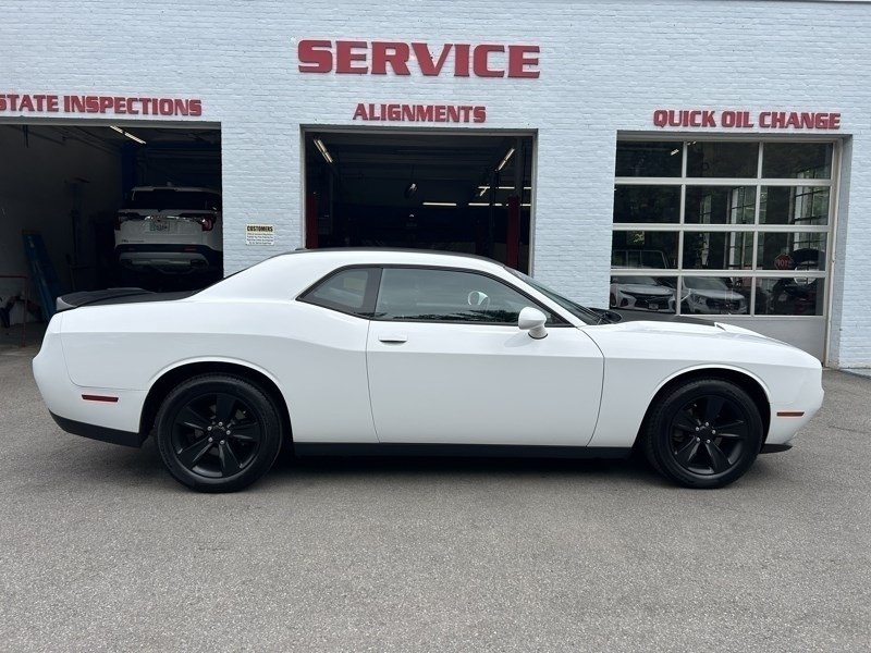 Used 2016 Dodge Challenger SXT RWD image 1