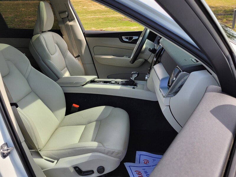 Used 2020 Volvo XC60 T6 Momentum w/ Protection Package image 16
