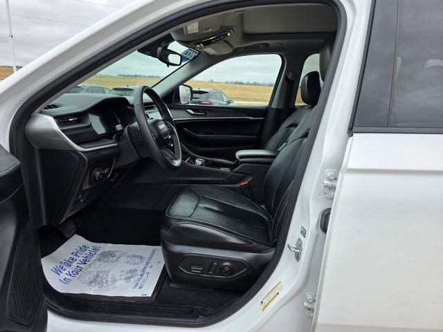 Used 2023 Jeep Grand Cherokee Limited image 3