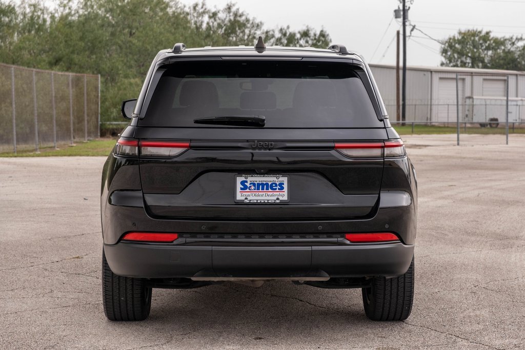 Used 2023 Jeep Grand Cherokee Altitude image 6