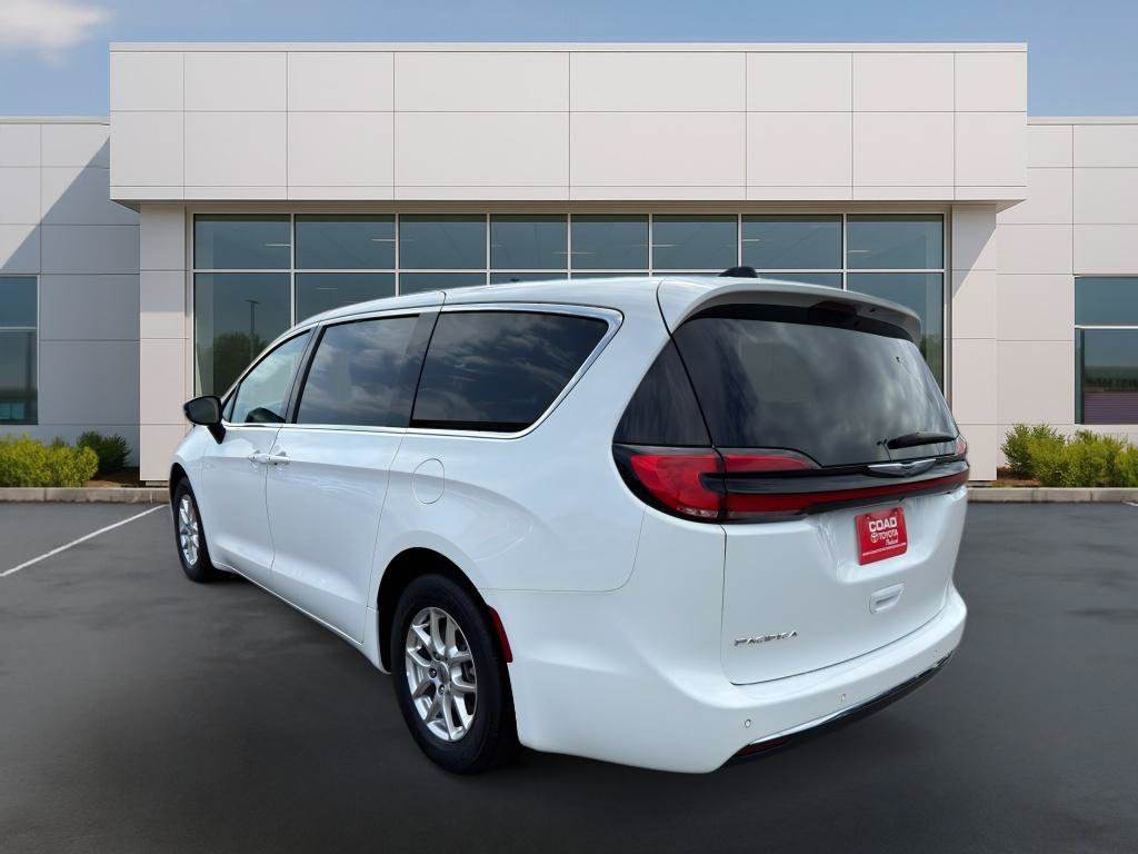 Used 2025 Chrysler Pacifica Select FWD image 3