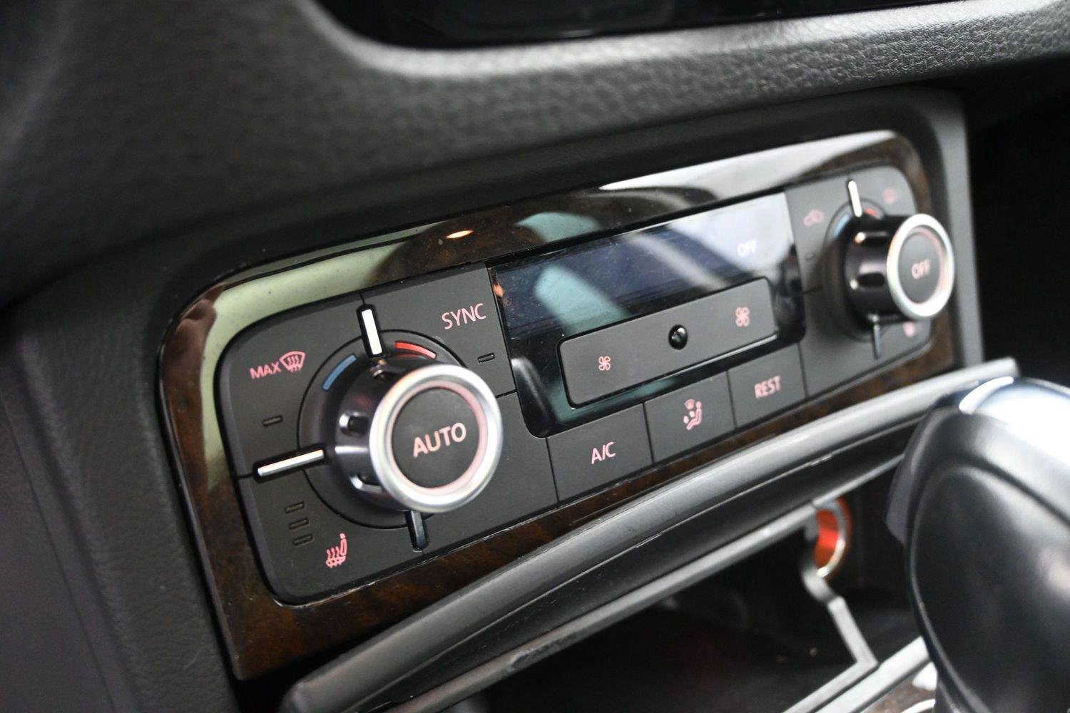 Used 2014 Volkswagen Touareg Executive AWD/4WD image 5