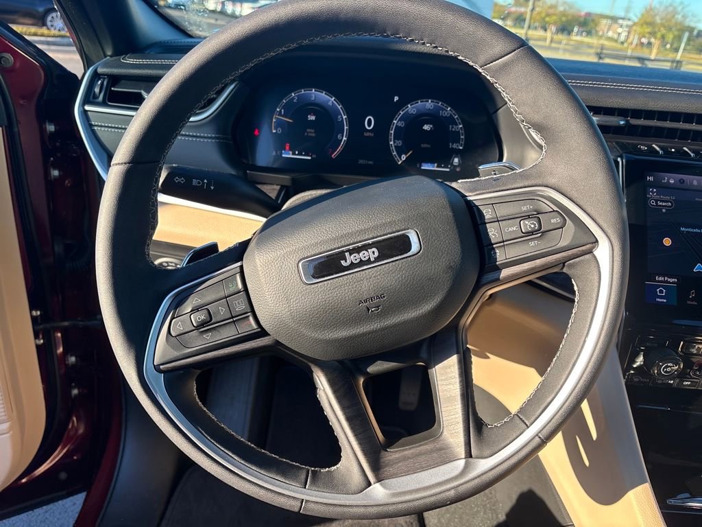 Used 2025 Jeep Grand Cherokee Limited w/ Black Appearance Package image 15