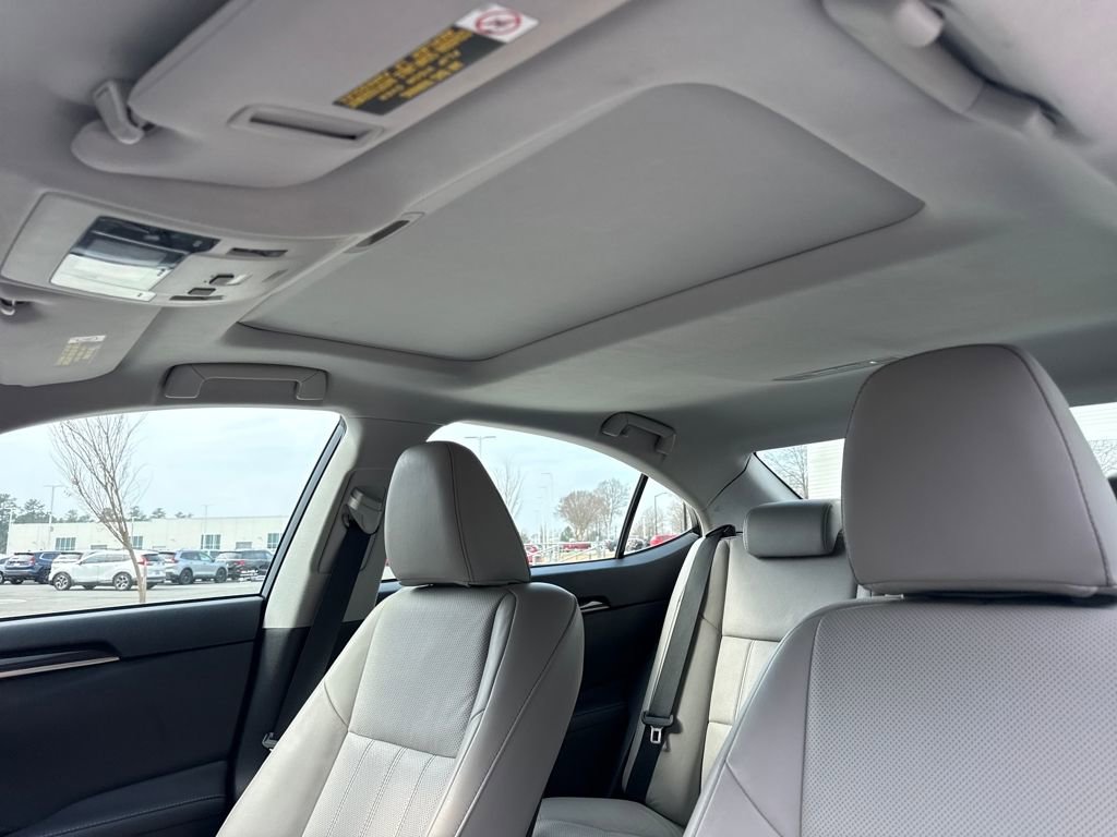 Used 2018 Lexus ES 350 w/ Luxury Package w/Wood Trim image 25