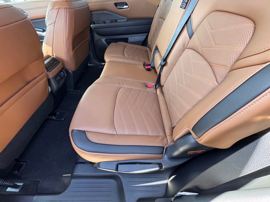 New 2025 Nissan Pathfinder Platinum image 13