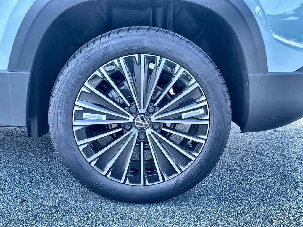 New 2026 Volkswagen Taos SE FWD image 11