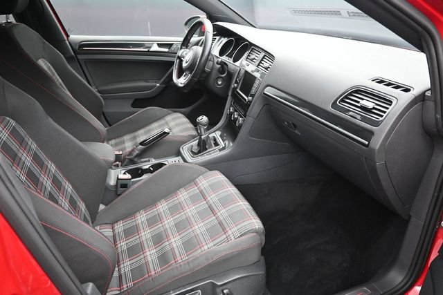 Used 2016 Volkswagen Golf 4-Door FWD image 20