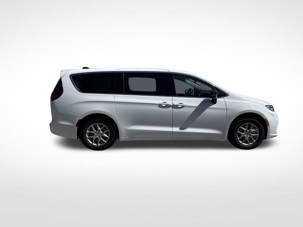 Used 2024 Chrysler Pacifica Touring-L FWD image 16