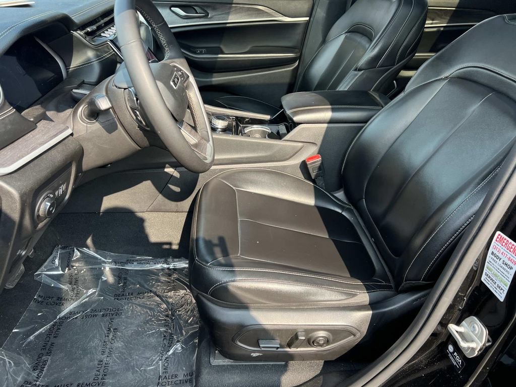 Used 2023 Jeep Grand Cherokee L Limited AWD/4WD image 17