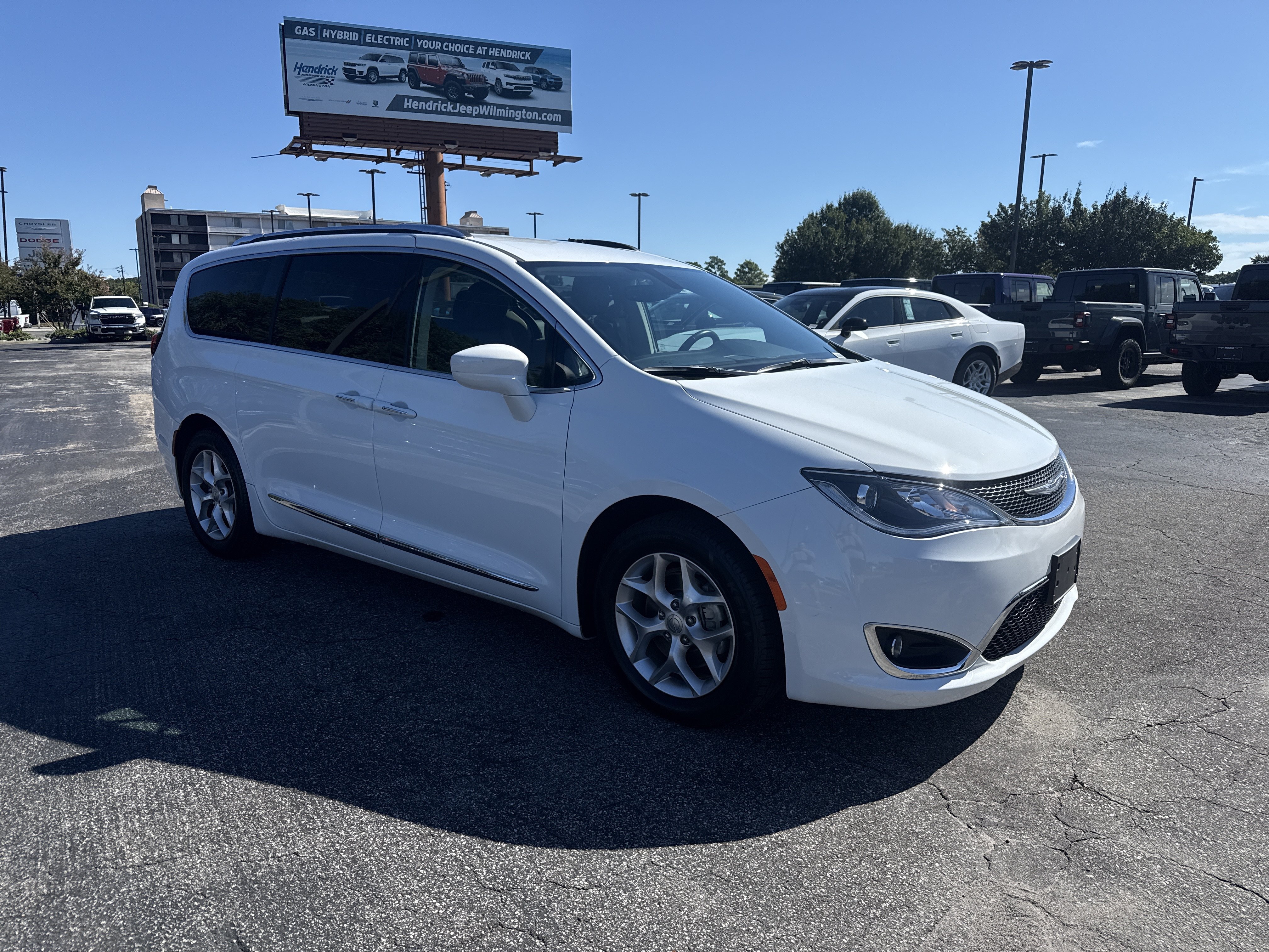 Used 2019 Chrysler Pacifica Touring-L Plus w/ Tire & Wheel Group FWD image 2