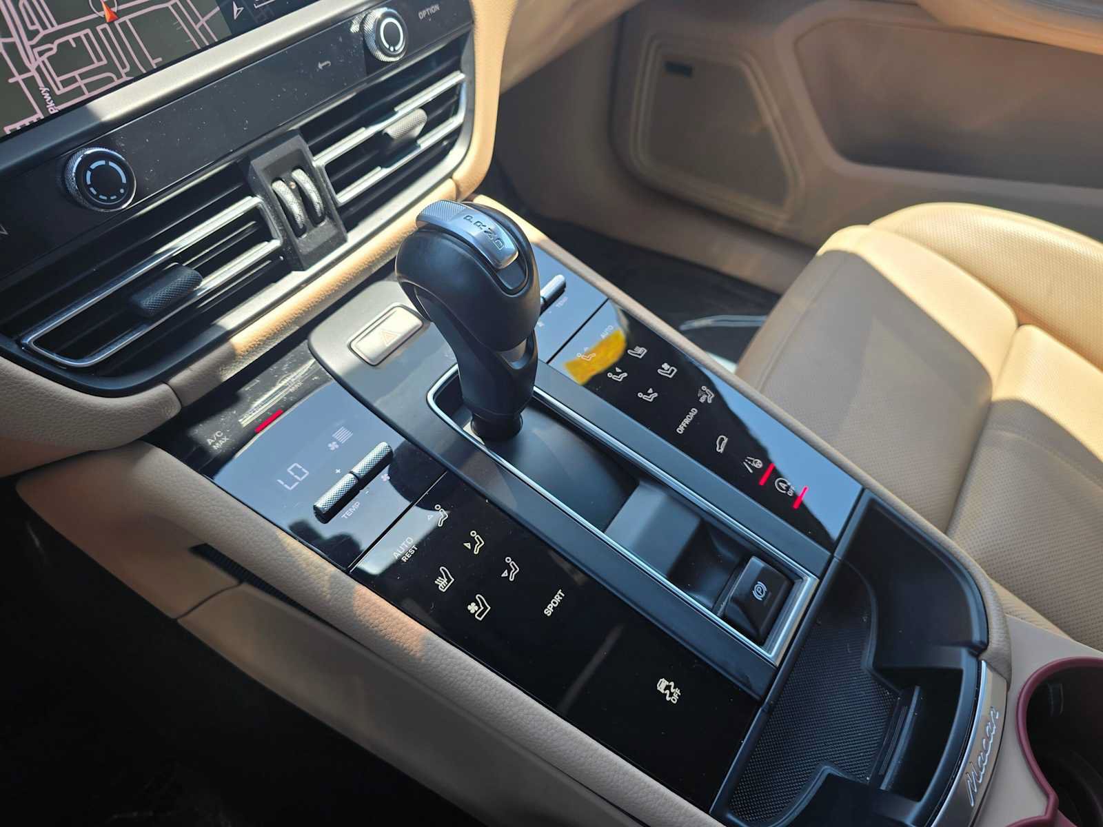 Used 2025 Porsche Macan Turbo AWD/4WD image 30