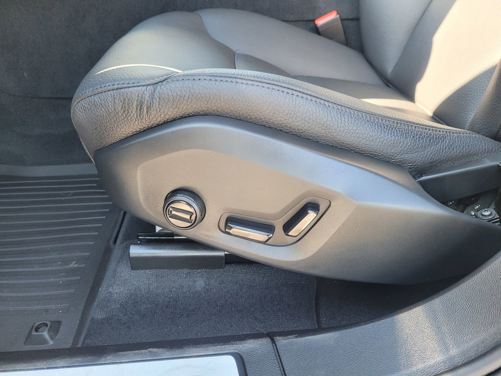 Used 2024 Volvo XC60 T8 Plus w/ Climate Package image 10