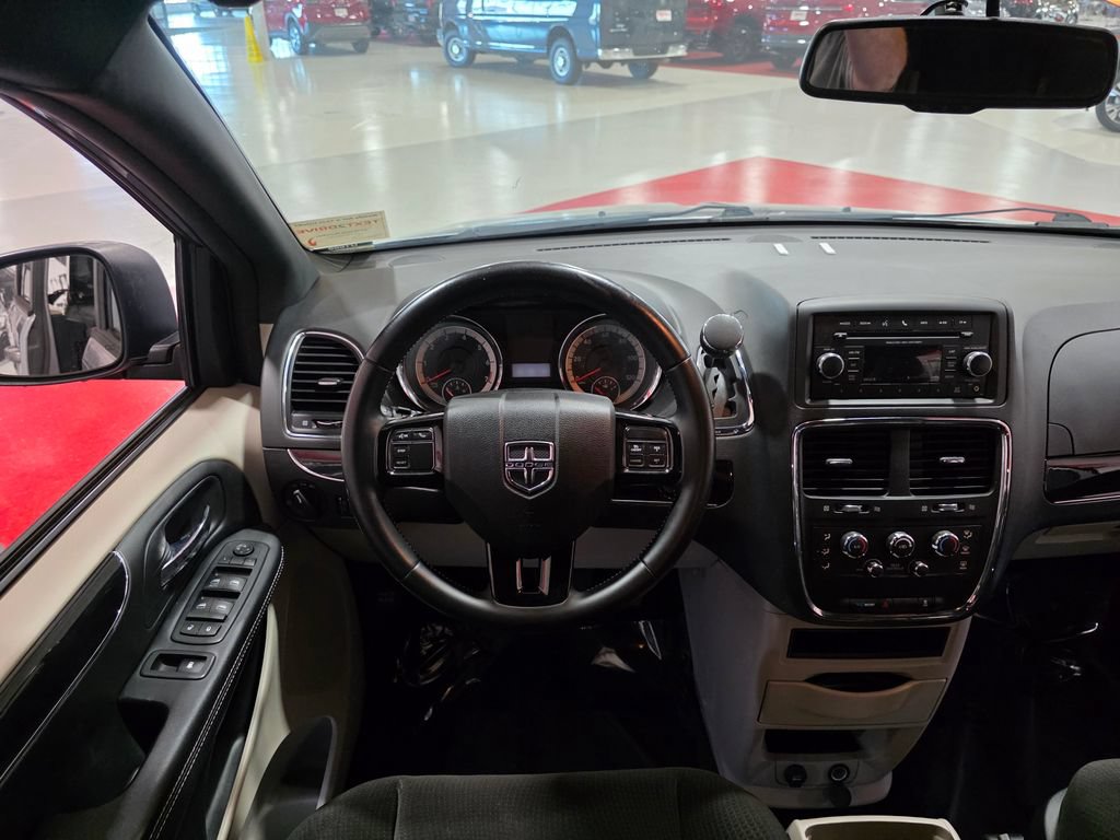 Used 2016 Dodge Grand Caravan SE FWD image 14