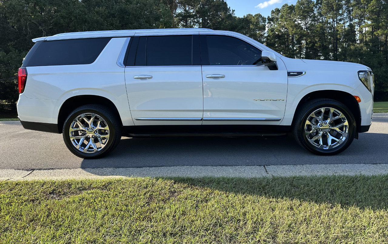 Used 2024 GMC Yukon XL SLT w/ SLT Luxury Package image 4