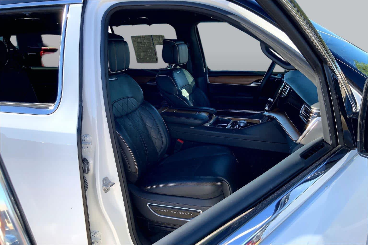 Used 2024 Jeep Grand Wagoneer L Series III AWD/4WD image 9