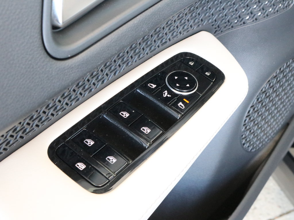 Used 2024 Nissan Ariya AWD image 27