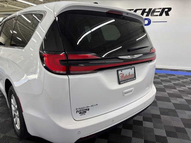 Used 2024 Chrysler Pacifica Touring-L FWD image 8