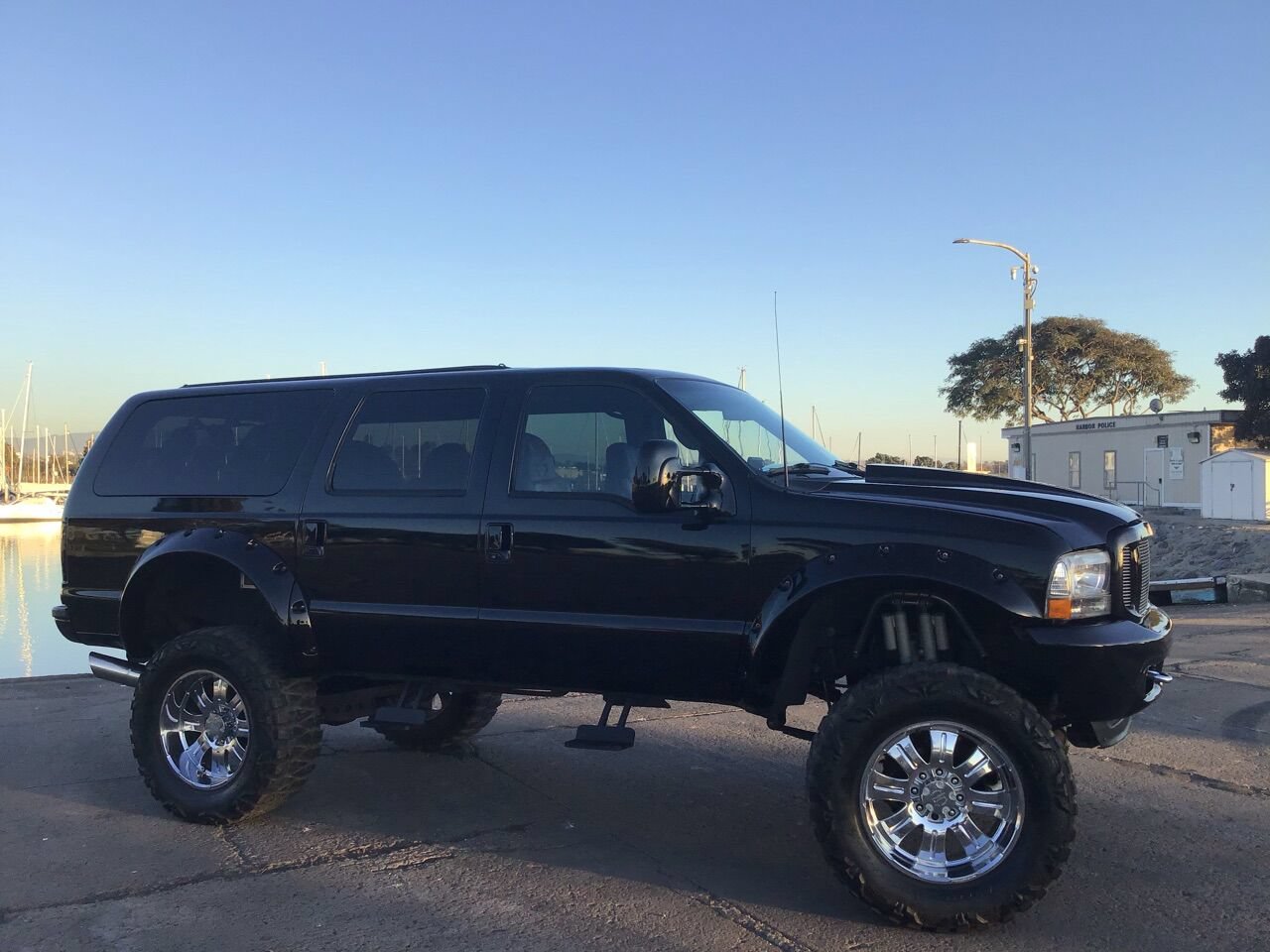 Used 2001 Ford Excursion XLT AWD/4WD image 4