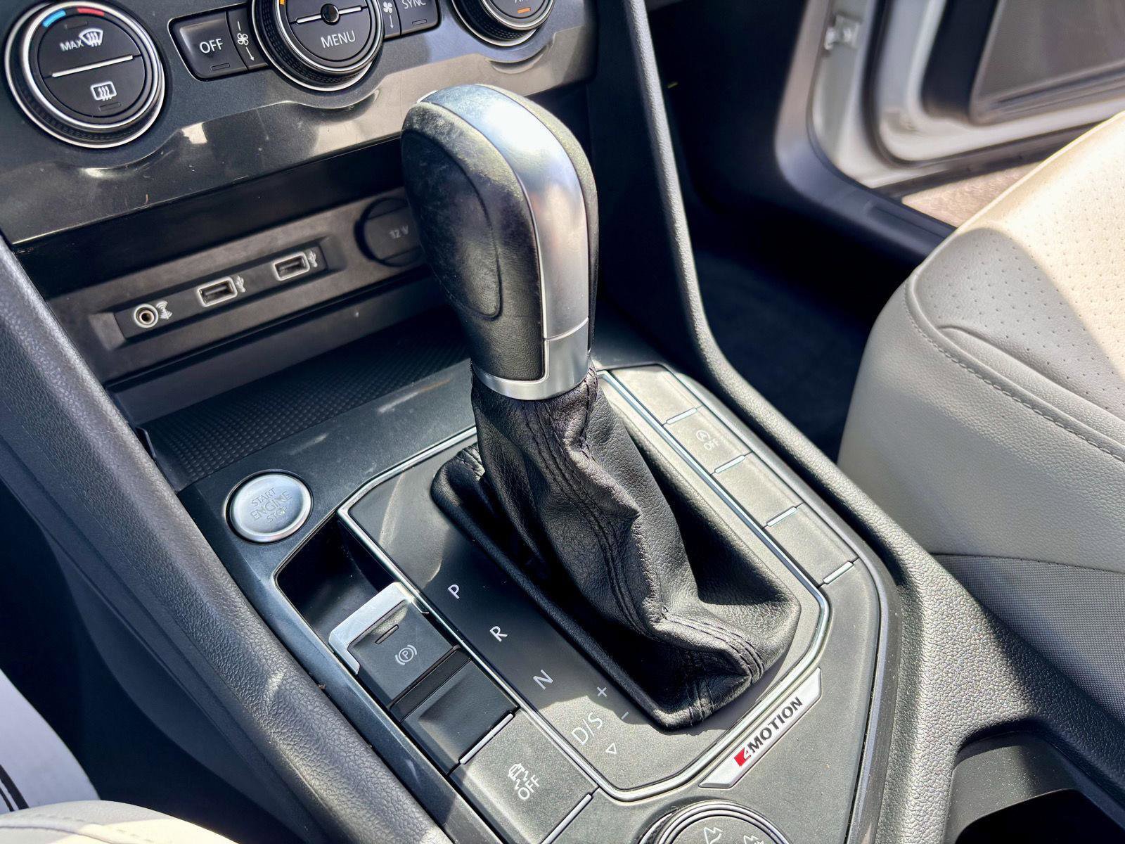 Used 2018 Volkswagen Tiguan SEL AWD/4WD image 26