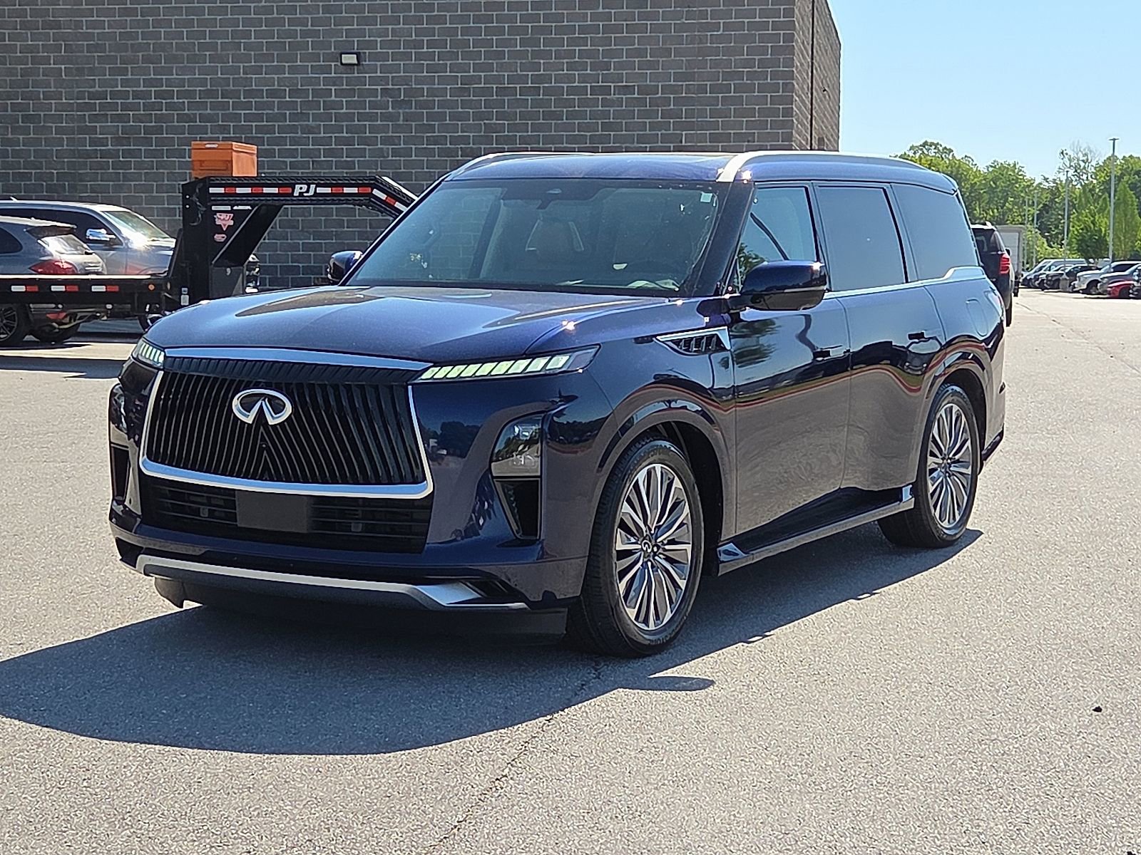 Used 2025 INFINITI QX80 Sensory AWD/4WD image 2