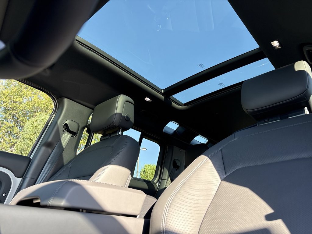 New 2026 Land Rover Defender 110 X-Dynamic SE AWD/4WD image 19