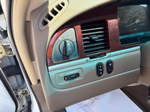 Used 2004 Lincoln Town Car Ultimate RWD image 15