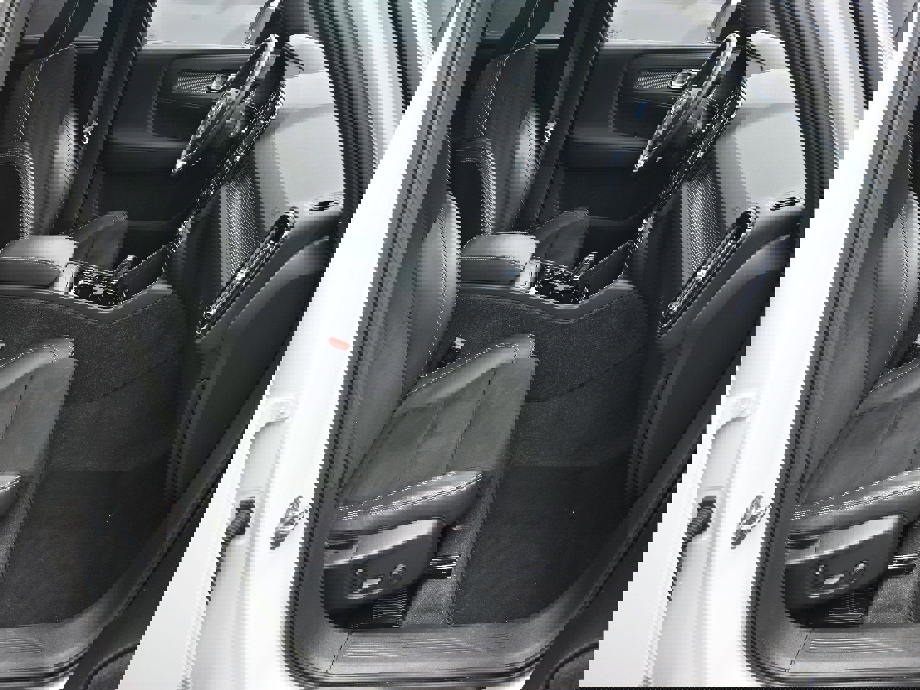 Used 2022 Volvo XC40 T5 R-Design image 26