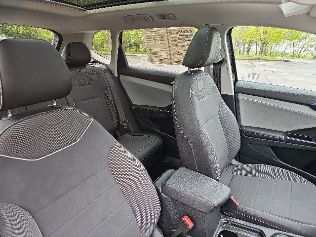 Used 2024 Volkswagen Taos SE AWD/4WD image 12