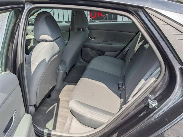 Used 2021 Hyundai Elantra SE FWD image 12