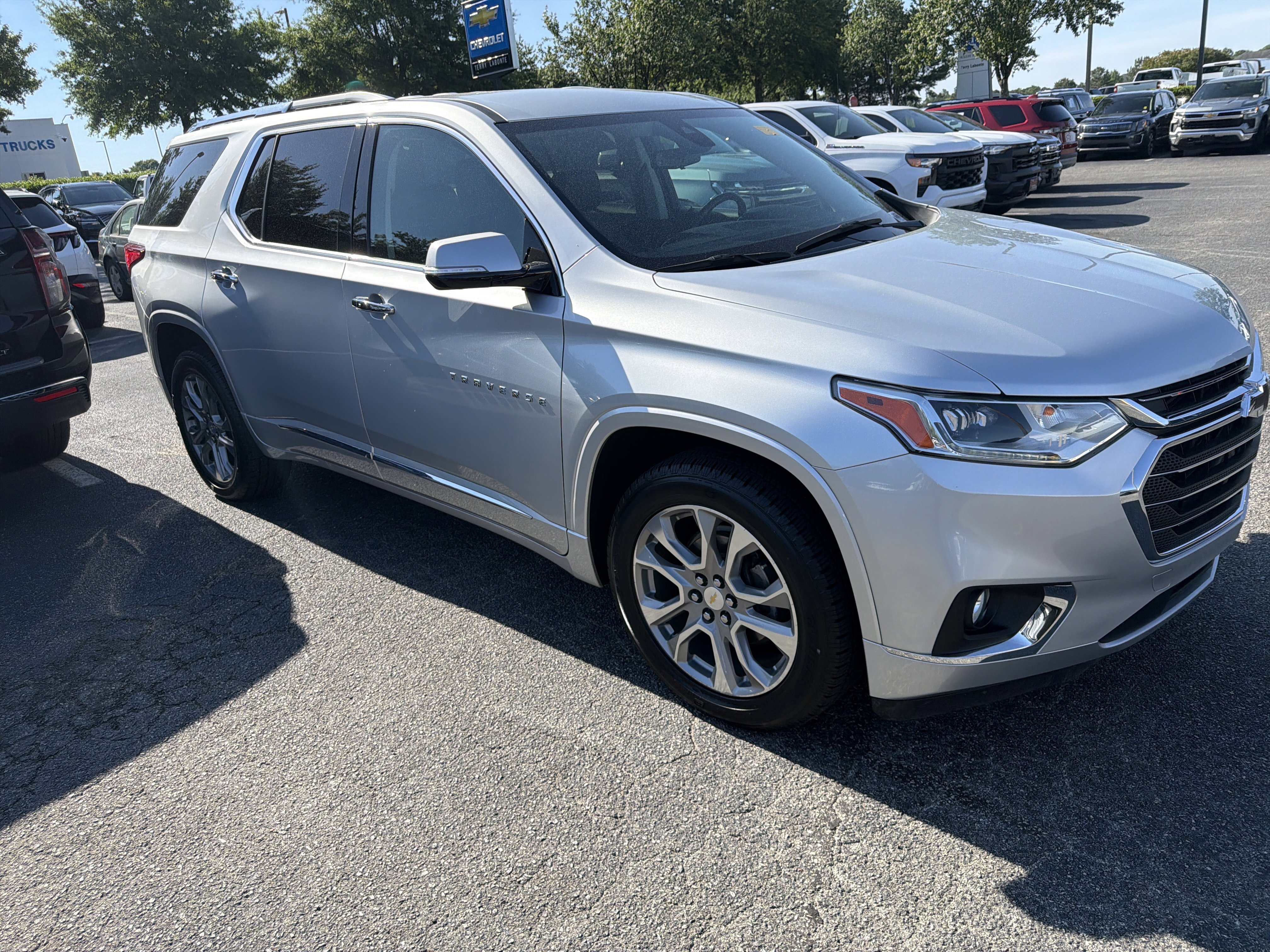 Used 2018 Chevrolet Traverse Premier w/ Driver Confidence II Package FWD image 2