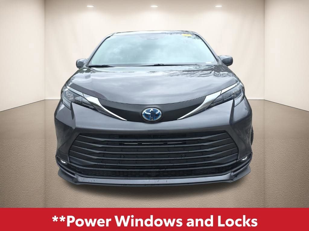 Used 2025 Toyota Sienna XLE image 13