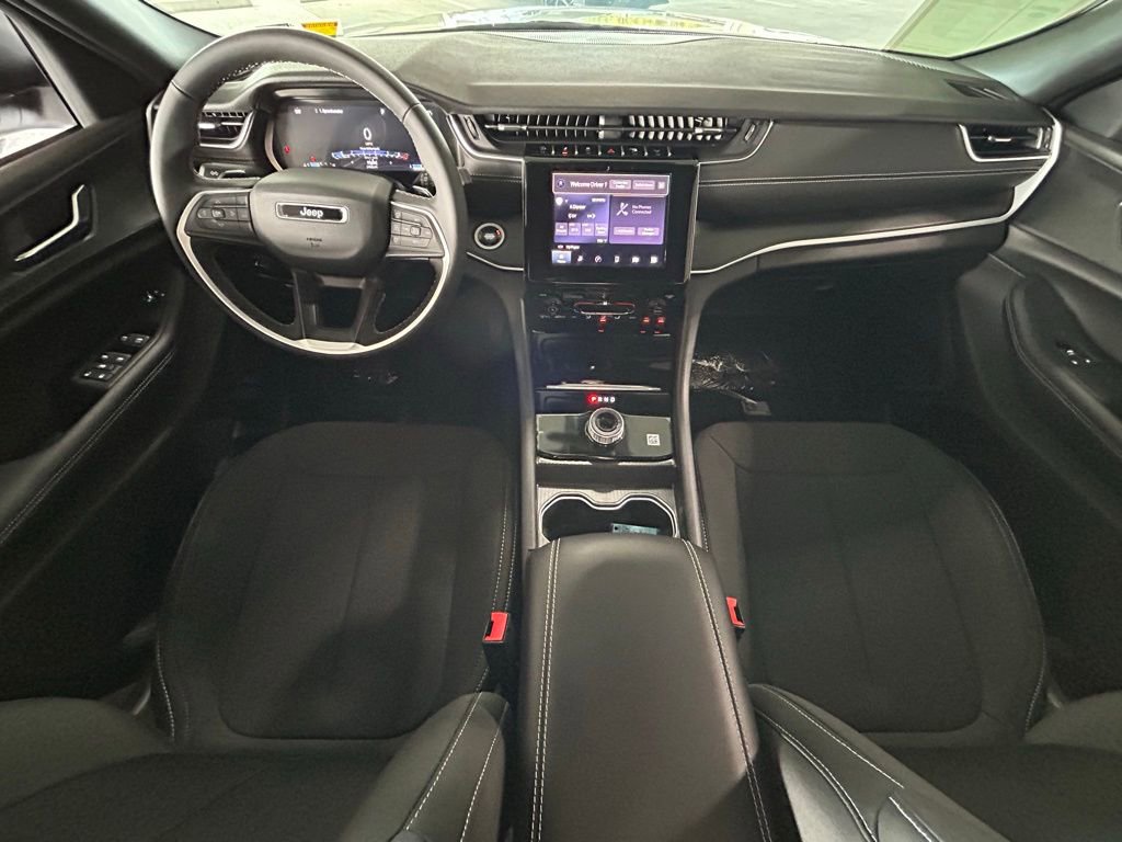 Used 2025 Jeep Grand Cherokee Laredo image 10