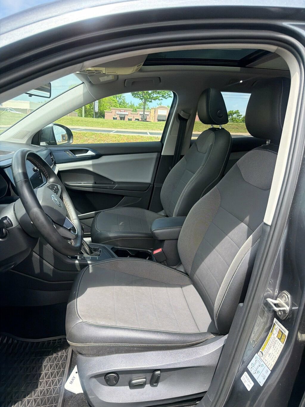 Used 2022 Volkswagen Taos SE w/ Panoramic Sunroof Package image 10