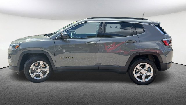 Used 2023 Jeep Compass Latitude w/ Sun and Sound Group AWD/4WD image 5