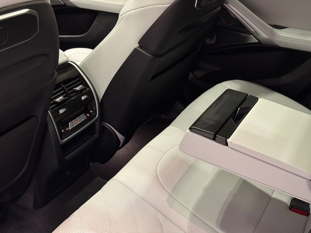 Used 2024 BMW X6 M60i w/ Dynamic Handling Package image 17