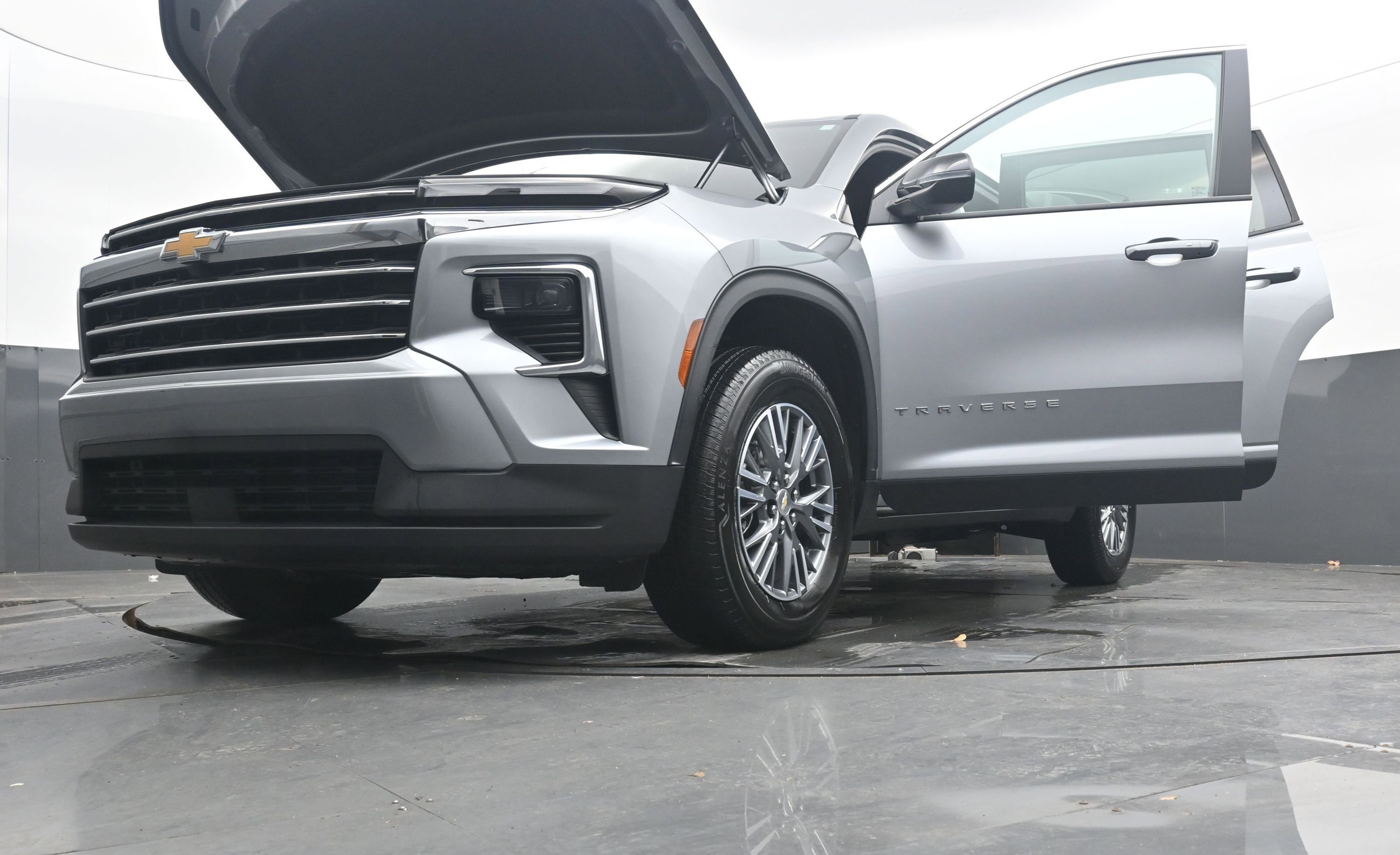 Used 2025 Chevrolet Traverse LT image 29