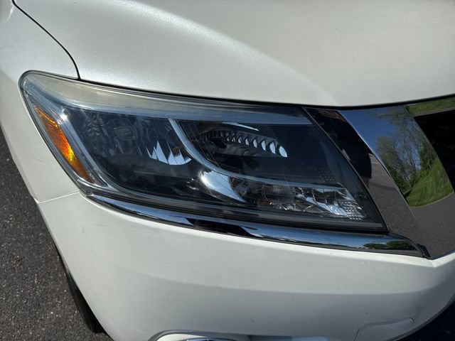 Used 2016 Nissan Pathfinder Platinum w/ Family Entertainment Package FWD image 12