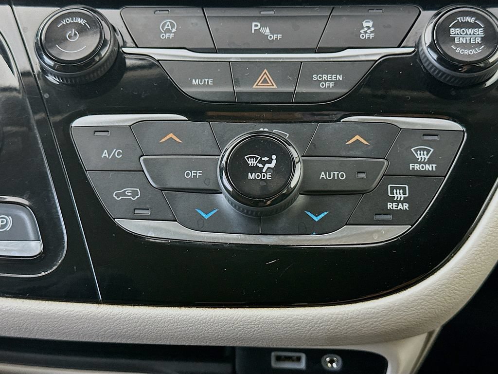 Used 2019 Chrysler Pacifica Touring-L FWD image 18