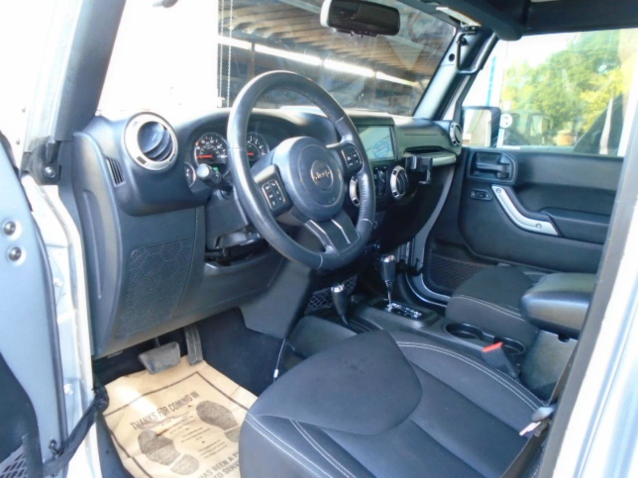Used 2018 Jeep Wrangler Unlimited Sahara w/ Connectivity Group AWD/4WD image 8