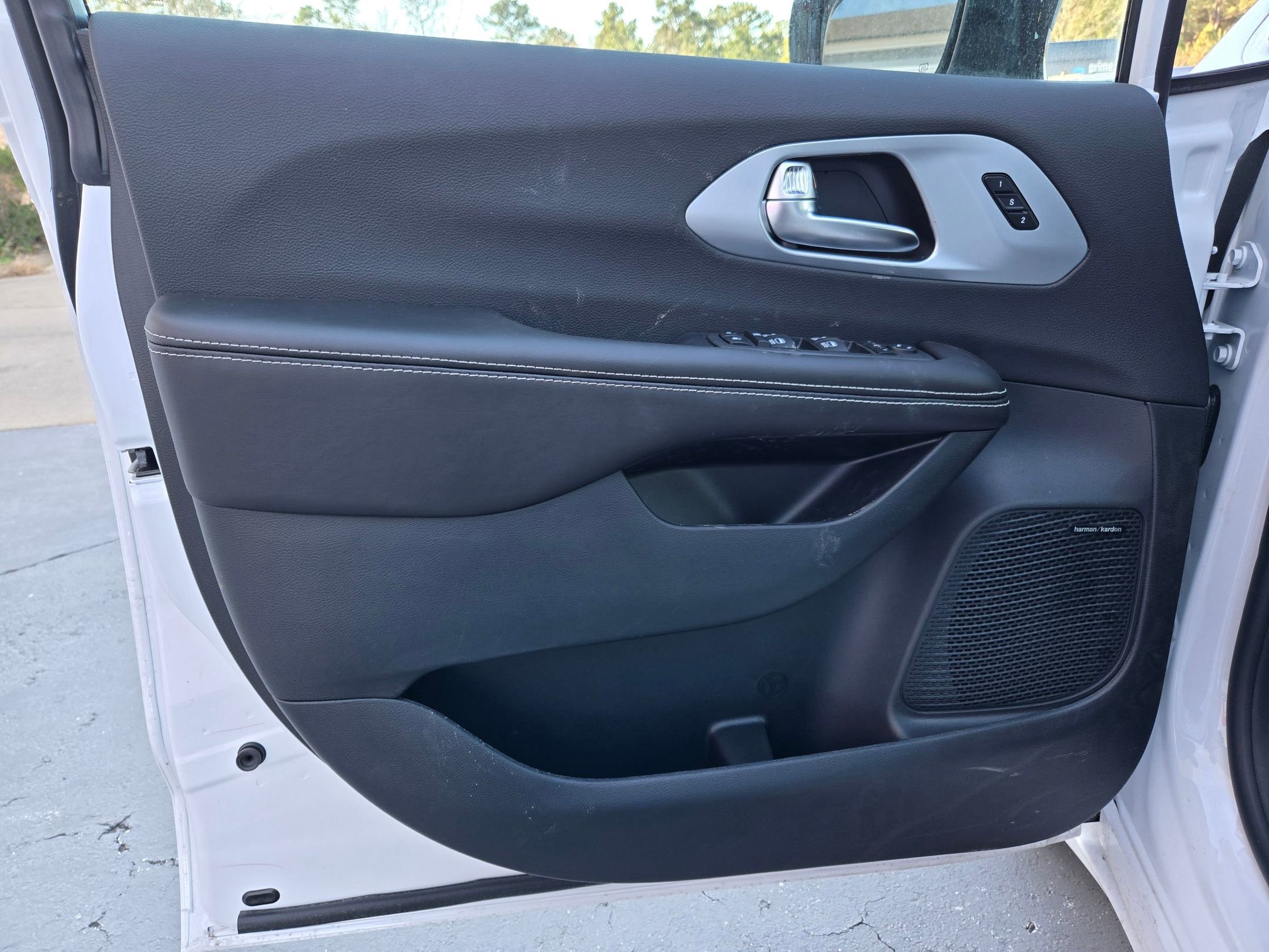 New 2026 Chrysler Pacifica Limited w/ Uconnect Theater Family Group image 21