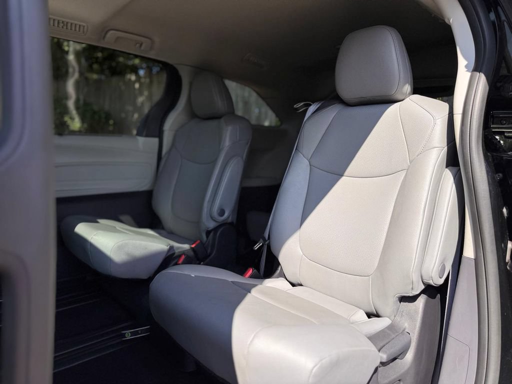 Used 2023 Toyota Sienna XLE FWD image 22