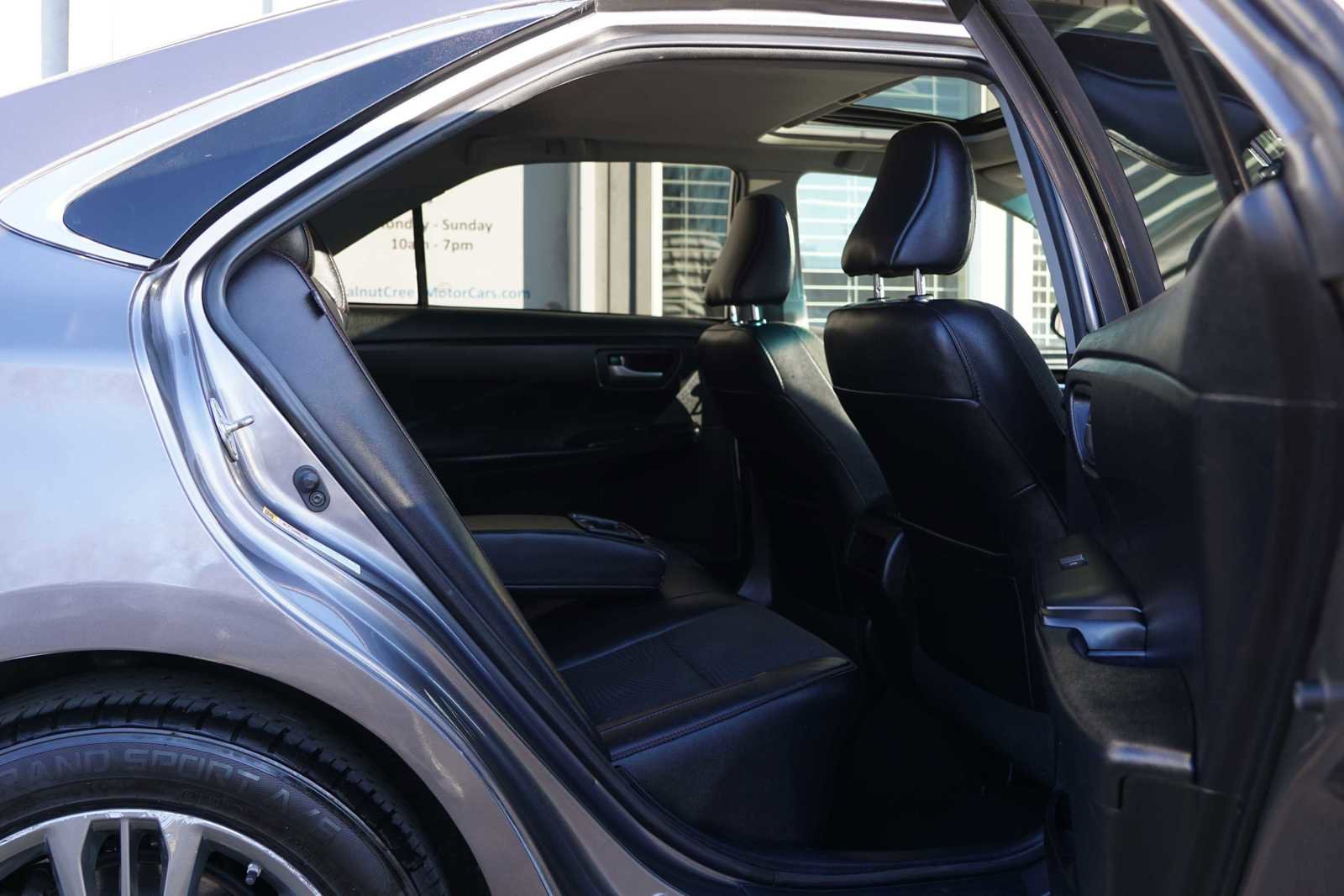 Used 2017 Toyota Camry SE w/ Moonroof Package image 31