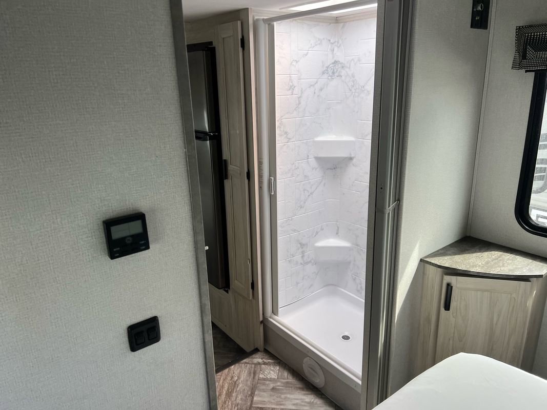 Used 2022 Ford E-450 and Econoline 450 Super Duty w/ Motorhome Prep Package image 27