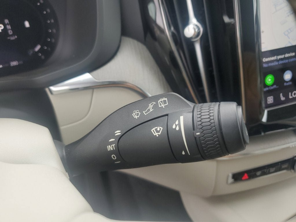 Used 2023 Volvo XC60 B5 Plus FWD image 24