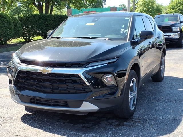 Used 2025 Chevrolet Blazer LT FWD image 2