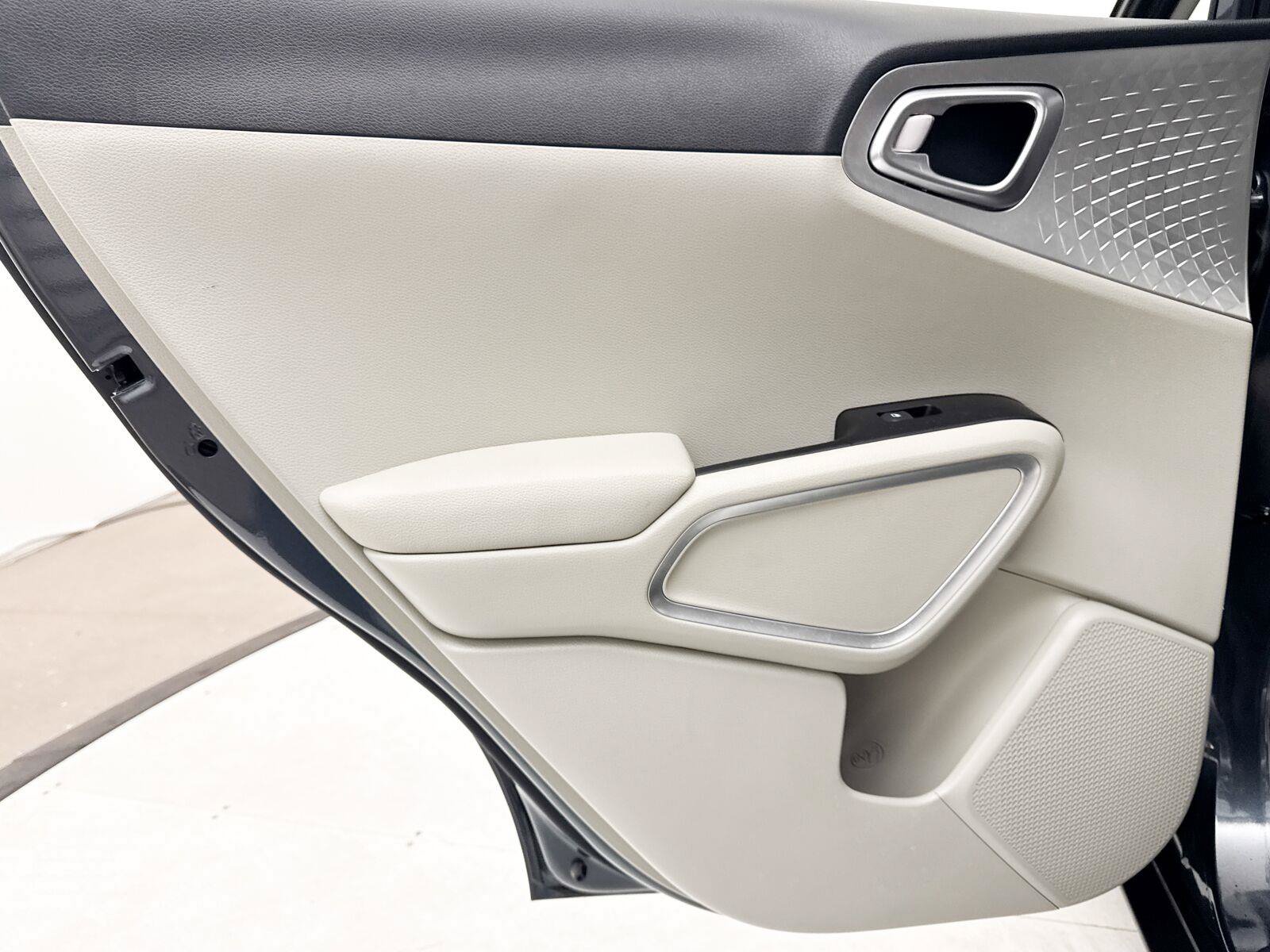 Used 2025 Kia Soul LX w/ LX Technology Package FWD image 28