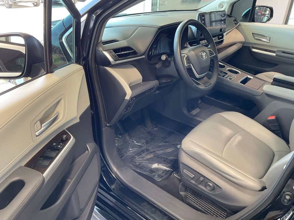 Used 2021 Toyota Sienna XLE w/ XLE Plus Package image 9