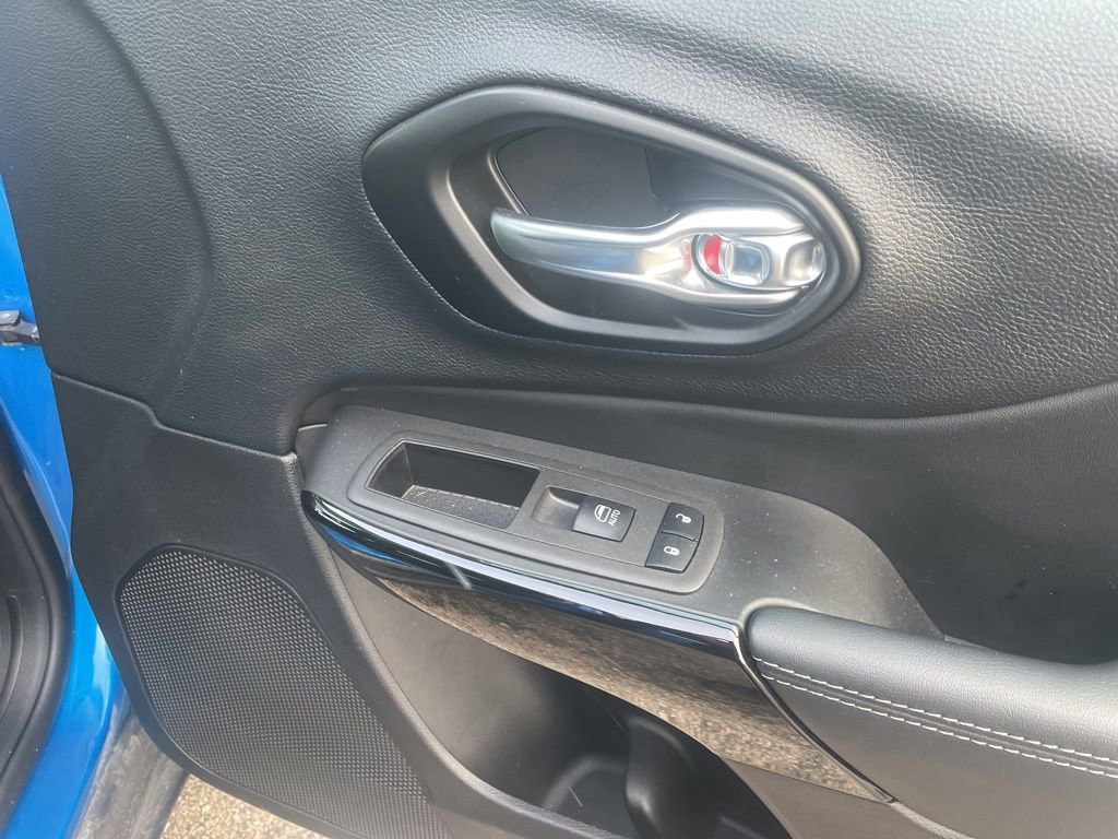 Used 2023 Jeep Cherokee Altitude Lux image 35